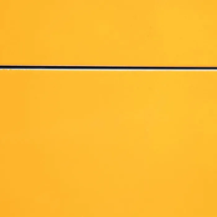 Caja en DM de color amarillo.