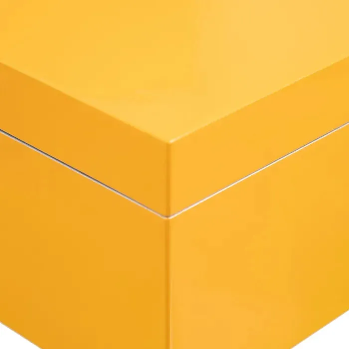 Caja en DM de color amarillo.