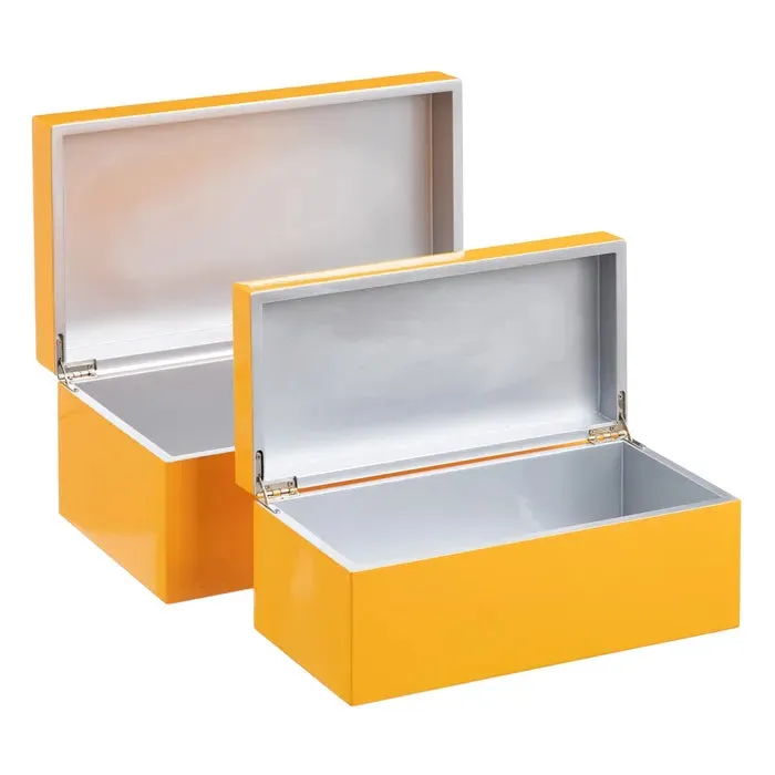 Caja en DM de color amarillo.