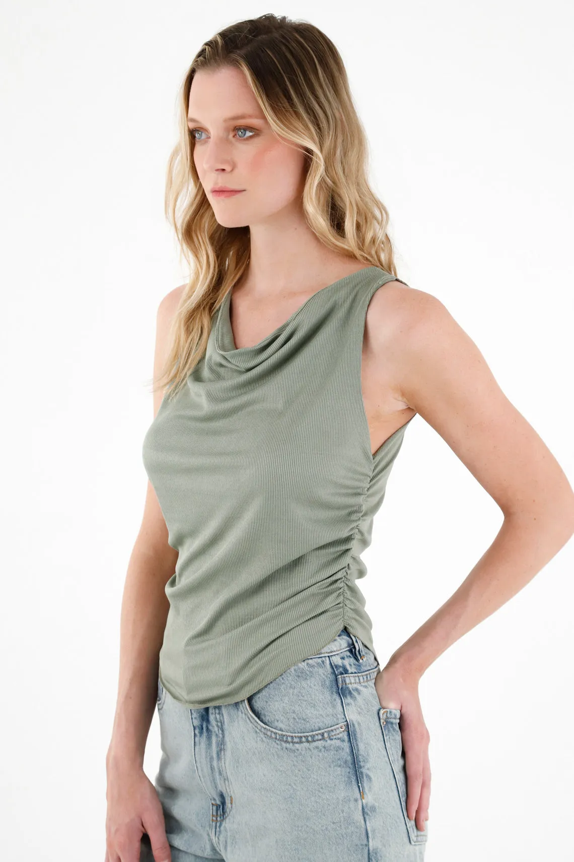 Camiseta verde con recogido en costados para mujer