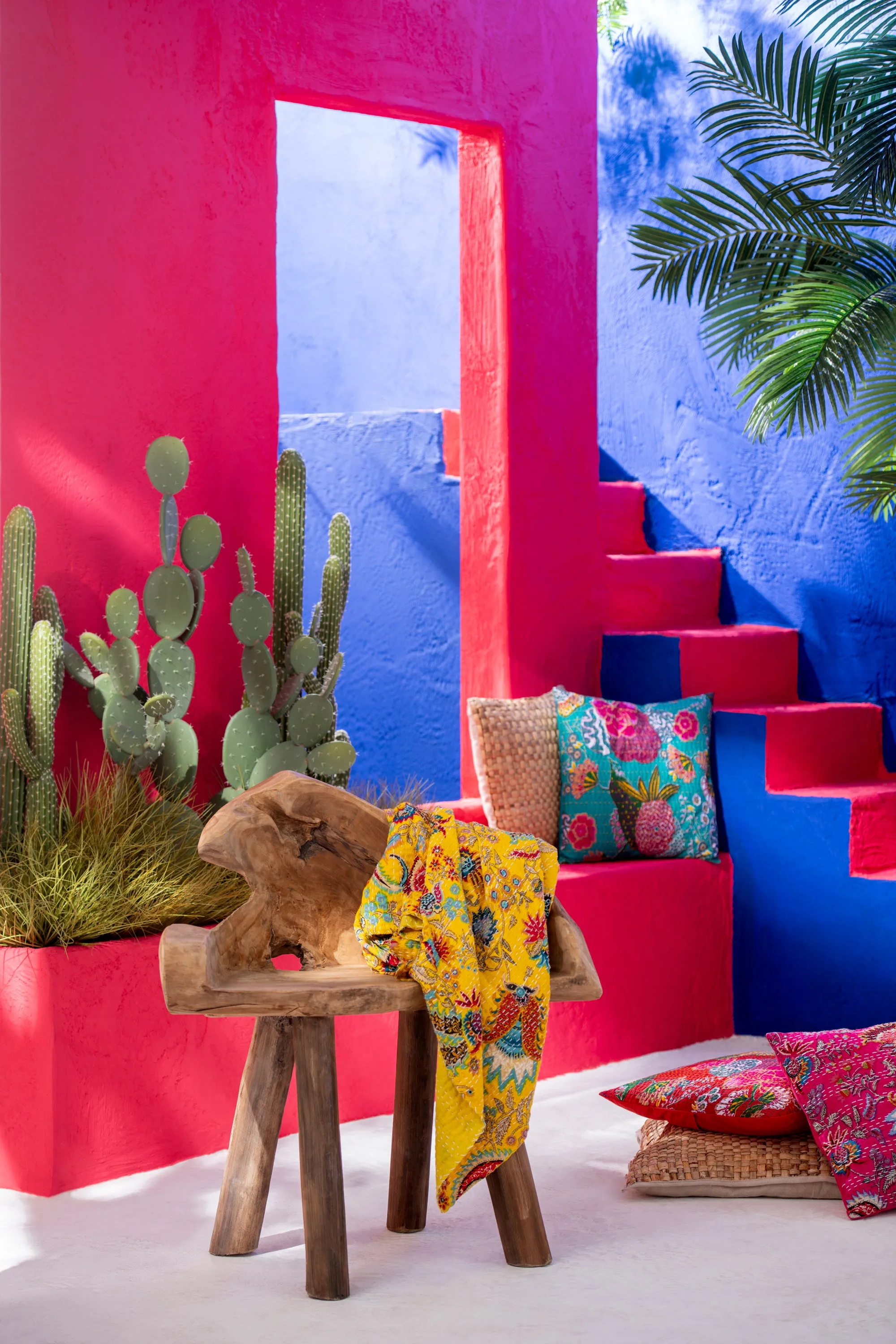 Cojín estampado de flores con pespuntes.