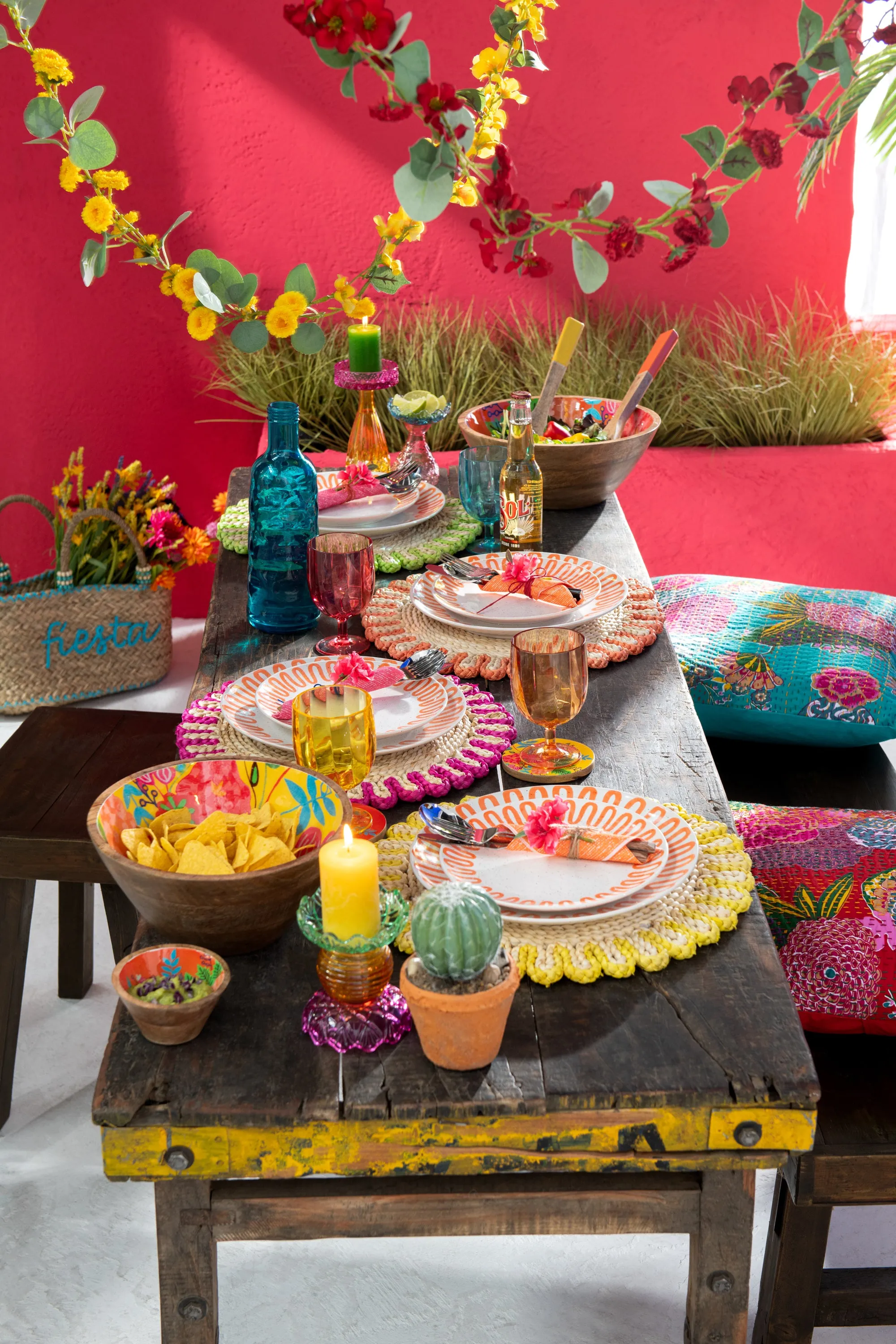 Cojín estampado de flores con pespuntes.