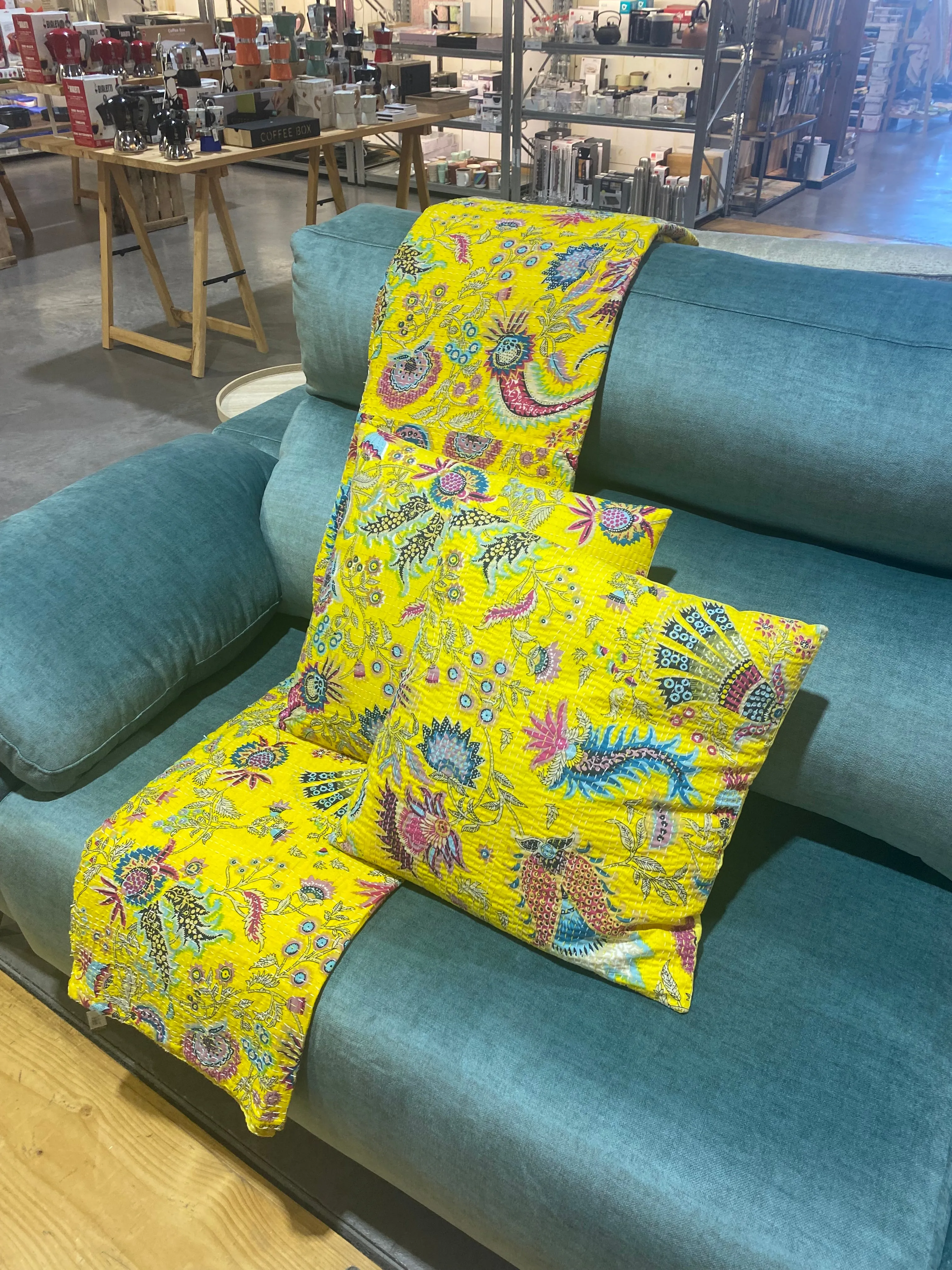 Cojín estampado de flores con pespuntes.