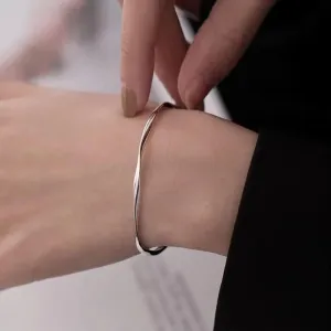 Pulseira Mobius Smooth Cuff - Elegância e Estilo
