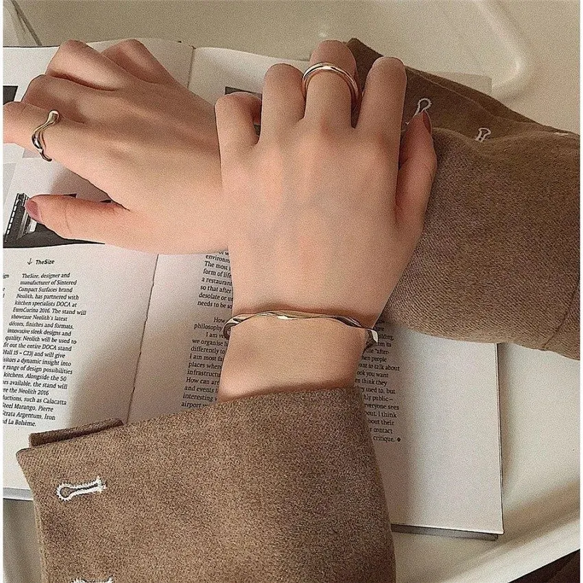 Pulseira Mobius Smooth Cuff - Elegância e Estilo