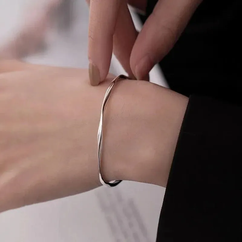 Pulseira Mobius Smooth Cuff - Elegância e Estilo