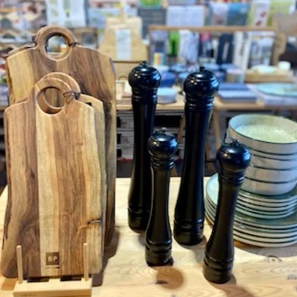 Salero y Pimentero de madera en negro.