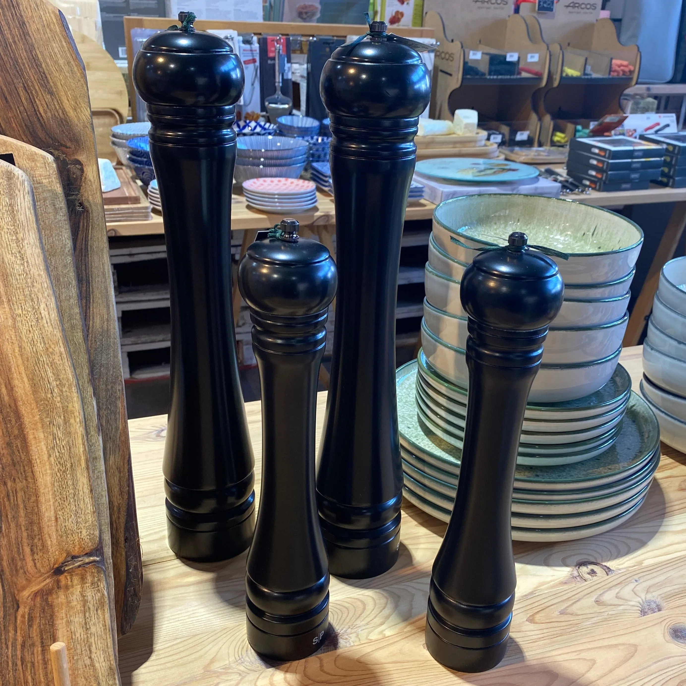 Salero y Pimentero de madera en negro.