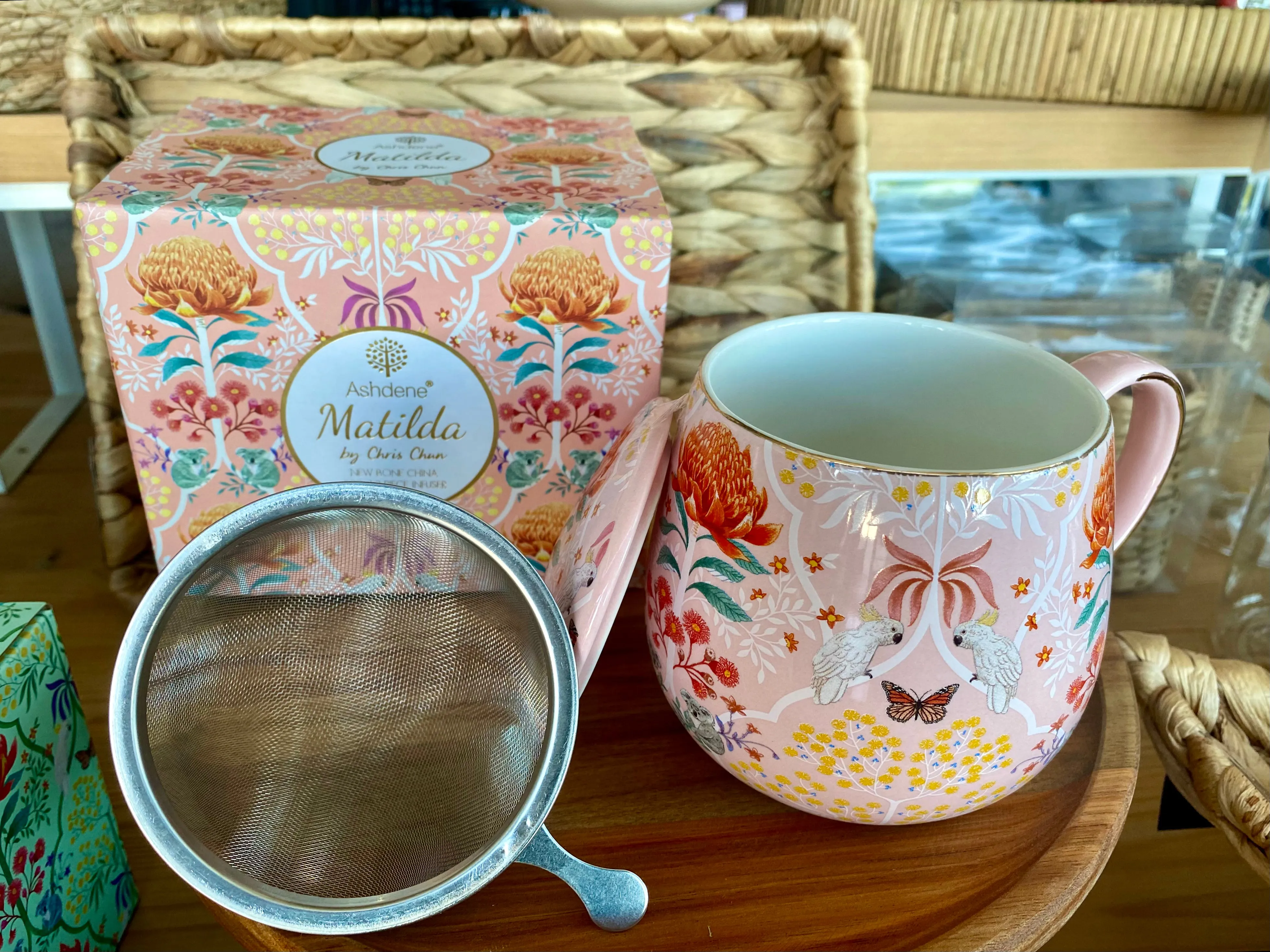 Taza de infusión con tapa y filtro.