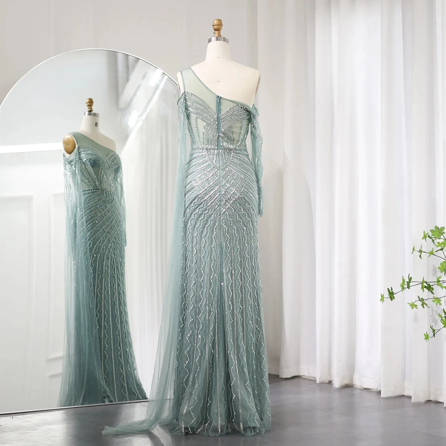 Vestido de Festa Longo com Capa em Renda e Cristais - Modelo Especial